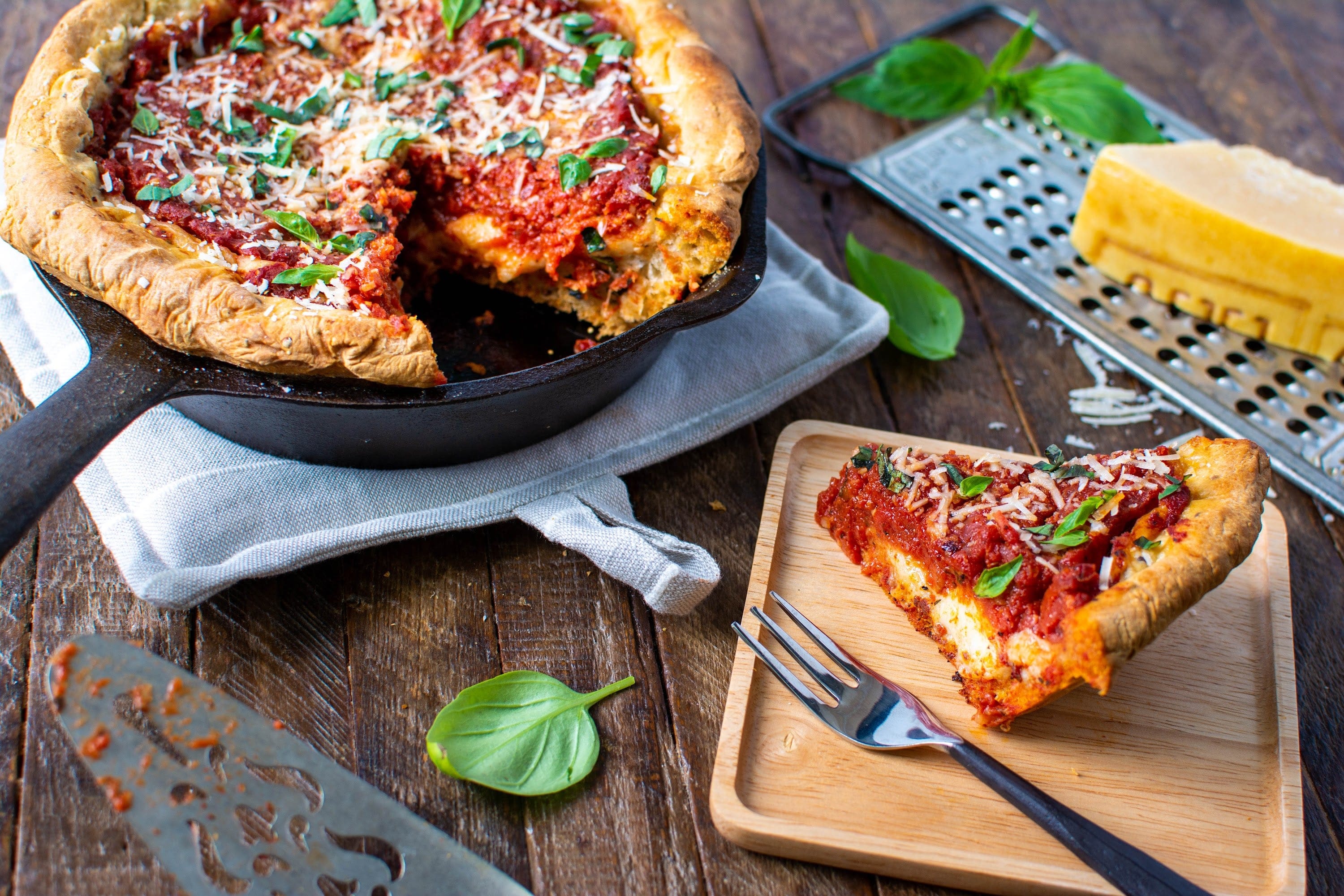 Chicago-Style Deep Dish Pizza, image size:3000x2000